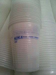 Bicchieri d'acqua monouso personalizzati.